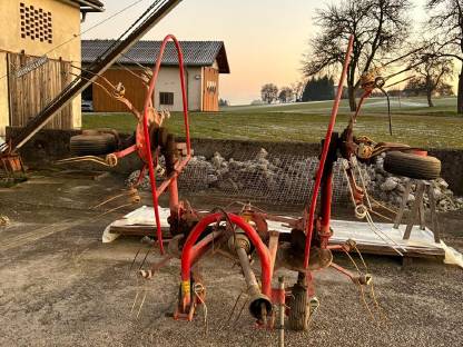 Bild 3:Kreiselzettwender Niemeyer HRE 40 H