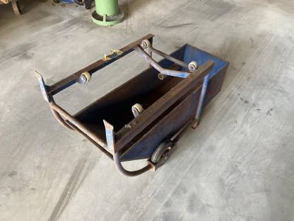 Bild 2:Ölfasswagen mit Auffangwanne