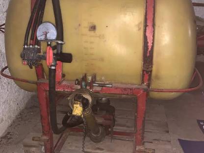 Bild 2:Unkrautfeldspritze