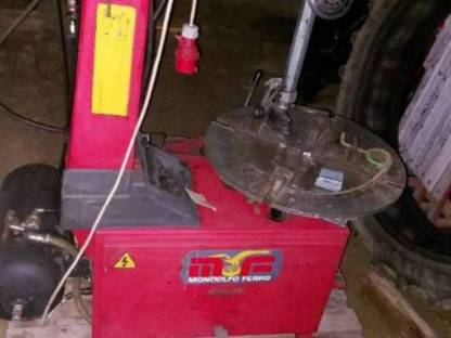 Bild 2:Reifenmontiermaschine