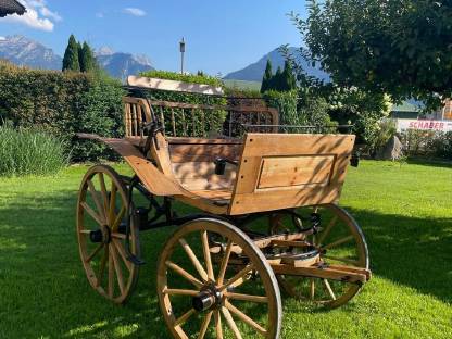 Bild 3:Restaurierte Holzkutsche