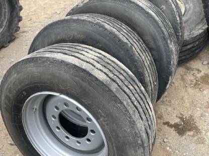 Bild 6:Traktorreifen in jeder Größe, zu jedem Preis