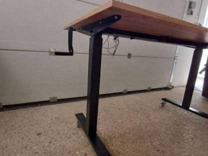 Bild 2:Behandlungstisch höhenverstellbar