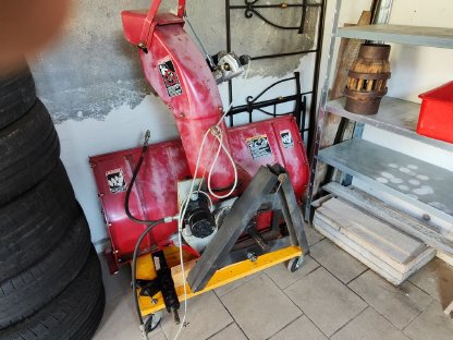 Bild 7:Kleintraktor Allrad Schneepflug Schneefräse Heckwanne