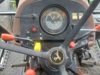 Bild 7:John Deere 1950 sehr wendiger Allrounder Traktor