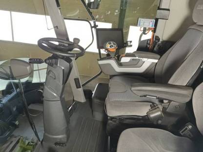 Bild 7:Claas Tucano 560 Montana mit klappbarem Cressoni Sojaflex 66