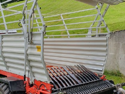 Bild 7:Reform Muli 600SL mit 18 m³ Ladewagen