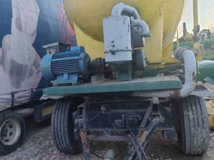 Bild 3:3-Achs Anhänger, Kässbohrer, Silowagen, 4 Kammern