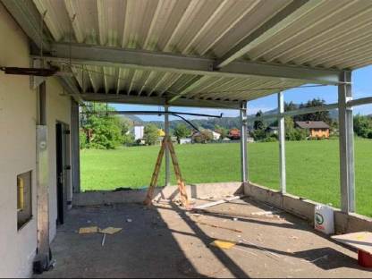 Bild 3:Massives Carport aus Stahlträgern