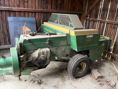 Kleinballenpresse John Deere 221