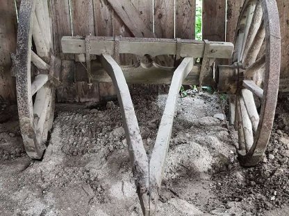 Bild 2:Vorderachse von Leiterwagen mit Rädern