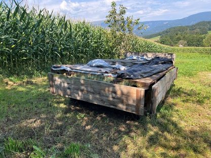 Bild 6:In die Jahre gekommener Traktoranhänger abzugeben