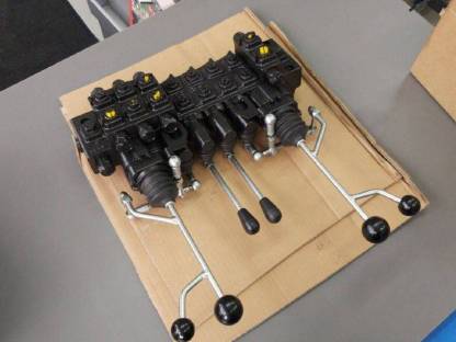 Bild 2:FINN Drehhebelkreuzsteuergerät 8-fach für Rückewagen