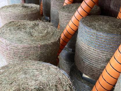 Bild 2:Heuballen belüftet