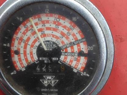 Bild 8:Oldtimer Massey Ferguson 130