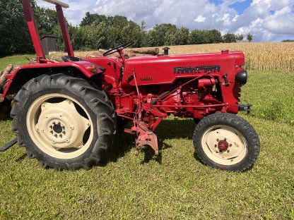McCormick Farmall D 324