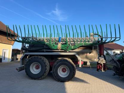 Bild 4:Güllefass Wienhoff VT 12.000 Schleppschlauch