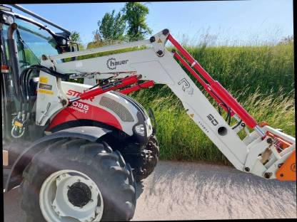 Bild 8:Steyr Kompakt 4085 mit Hauer Frontlader und Forstausrüstung