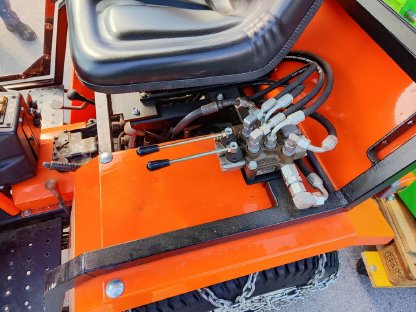 Bild 6:Kleintraktor Allrad Schneepflug Schneefräse Heckwanne