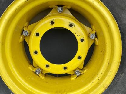 Bild 2:Zwei Kompletträder für John Deere