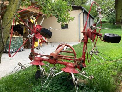 Bild 2:Kreisler Heuwender Pöttinger HIT 47