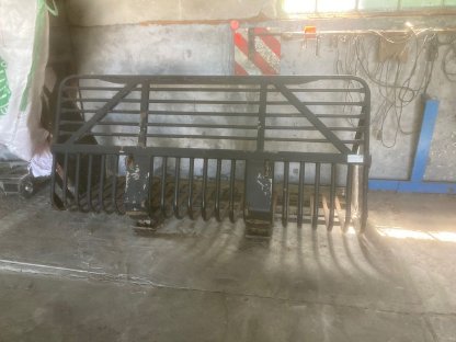 Bild 2:Rübenkorb für Frontlader mit EURO-Aufnahme