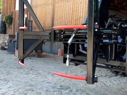 Bild 3:Rundballenzange