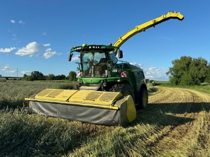 Bild 6:Gras-, Maishäckseln mit Ertragserfassung