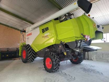 Claas Tucano 560 Montana mit klappbarem Cressoni Sojaflex 66