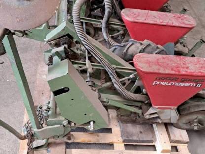 Bild 2:Einzelkornsämaschine Nodet Pneumasem II