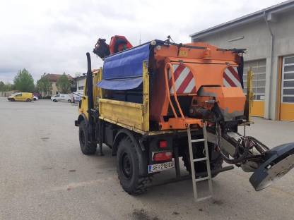 Bild 2:Unimog U1250 mit Kran