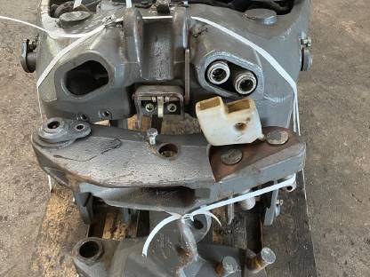 Bild 2:Valtra Fronthydraulik