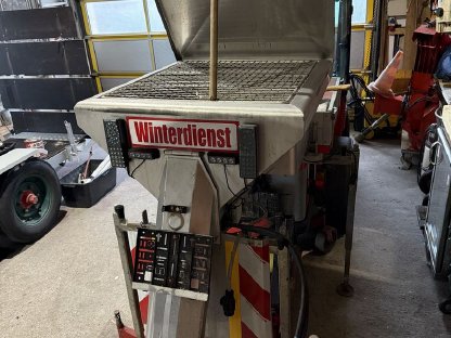 Bild 3:Hafog Multistreuer CARJK 170 Salz/Splittstreuer