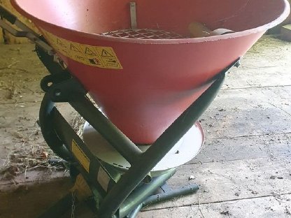 Bild 2:Streugutbehälter