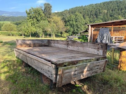 Bild 7:In die Jahre gekommener Traktoranhänger abzugeben