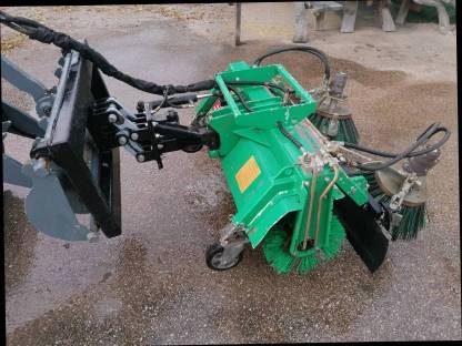 Bild 3:Kehrmaschine hydr. Trilety mit zwei Seitenbürsten