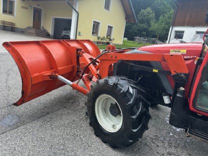 Schneepflug auf Hauer Frontladerkonsole für Lindner Geotrac