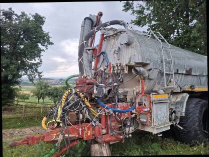 Bild 9:Joskin 16.000 TRS Tridem 3 Achse Güllefass, Zubringer mit hydr.