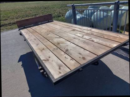 Bild 2:Plateauanhänger für Traktor