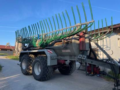 Bild 3:Güllefass Wienhoff VT 12.000 Schleppschlauch