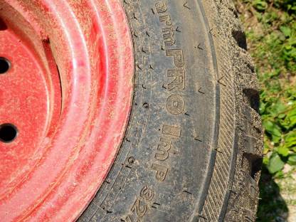 Bild 2:Zwei Ladewagenreifen mit Felge