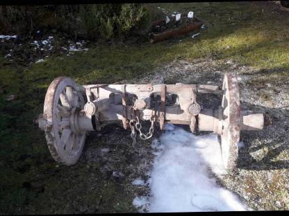 Bild 4:Anhängerachse antik