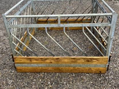 Bild 2:Futtergatter für Schafe und Ziegen