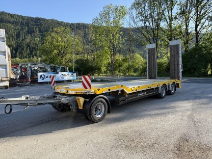 3 Achs Tieflader Schwarzmüller und Kompressor Atlas Copco
