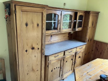 Kredenz, Holzherd und Eckbank