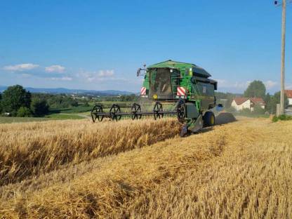 Lohndrusch John Deere 2256