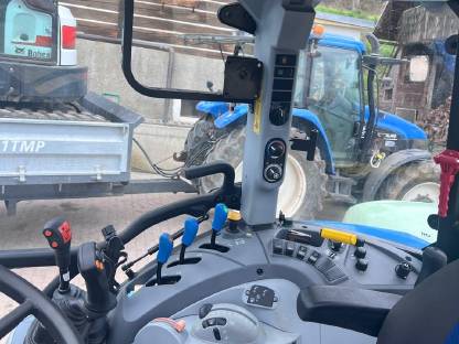 Bild 6:Traktor New Holland T5.90