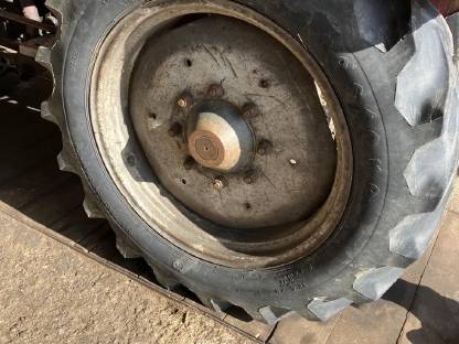 Bild 3:Räder Reifen Steyr 12.4 R28