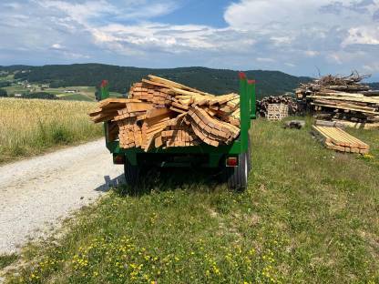 Bild 2:Holzanhänger