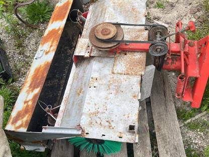 Bild 2:Kehrmaschine mit Auffangbehälter